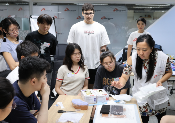 無國界醫生舉辦體驗日 逾60名香港醫護學生了解“危機中的戰傷”